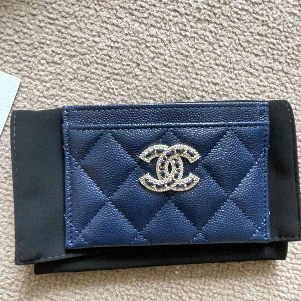 NWT Chanel caviar quilted Crystal card holder navy blue